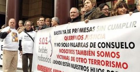 La asociación SOS Bebes Robados durante una concentración. EFE