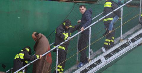 Pasajeros del ferry 'Norman Atlantic' a su llegada al puerto de Bari en Italia a bordo del 'Espíritu del Pireo' hoy, lunes 29 de diciembre de 2014. /EFE