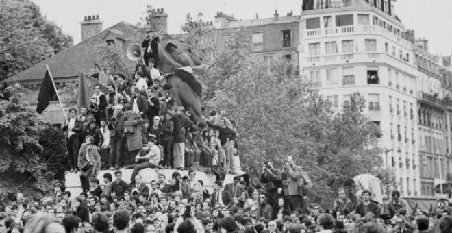 La hoguera de Mayo del 68 cumple su 40 aniversario desprendiendo brasas, como ha quedado patente después de que el presidente francés, Nicolás Sarkozy, prometiera liquidar su herencia. En la foto de archivo disturbios de mayo del 1968 en París. El 'movimi