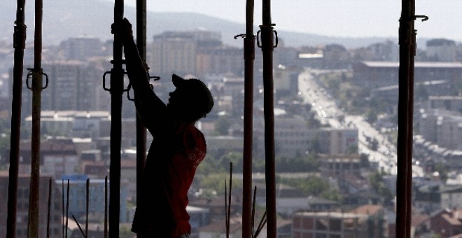 La fuerte destrucción de puestos de trabajo en el sector de la construcción ha hecho que en el segundo trimestre del año el empleo en España sólo crezca el 0,4 por ciento.