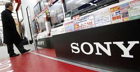 Un hombre mira los televisores en una tienda que comercializa productos de Sony en Tokio.