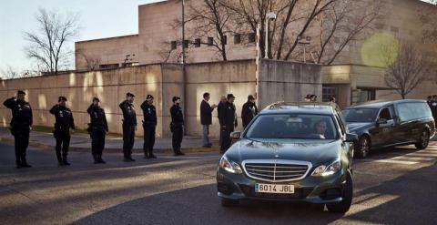 El féretro con los restos mortales del agente de 28 años que murió en Madrid arrollado por un tren tras un forcejeo con delincuente, a su salida del complejo policial de Canillas, donde se ha celebrado el funeral. EFE/Emilio Naranjo