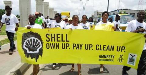 Activistas en Port Harcourt (NIgeria) piden a Shell que page indemnizaciones y limpien los vertidos de petróleo en el Delta del Níger.