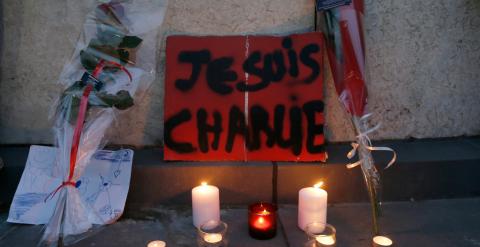 Flores , velas y un cartel que dice 'Yo soy Charlie ' rinden homenaje en la Plaza de la República de París a las víctimas del atentado contra la revista satírica. -REUTERS