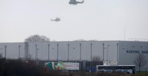 Dos helicópteros de las fuerzas de intervención francesas planean sobre el lugar donde los sospechosos de la masacre de Charlie Hebdo han tomado rehenes, al noreste de París. - REUTERS / Pascal Rossignol