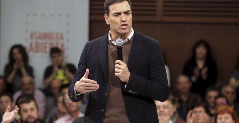 El secretario general del PSOE, Pedro Sánchez, durante su participación hoy en una asamblea abierta en San Sebastián, donde ha avalado a los candidatos guipuzcoanos para las próximas elecciones municipales y forales. /EFE