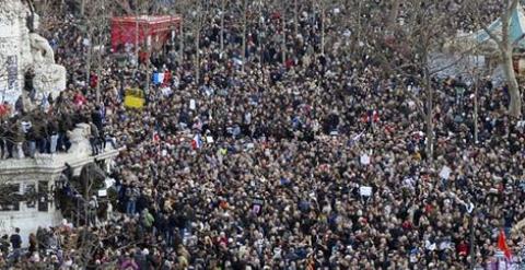 Miles de personas se concentra en la Plaza de la República en París.