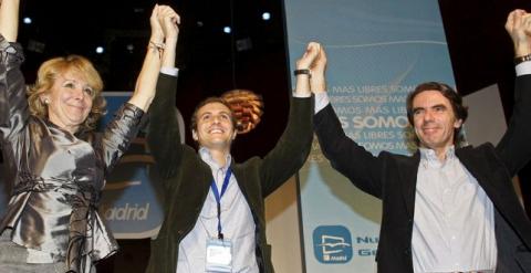 El nuevo portavoz de campaña del PP, Pablo Casado, entre José María Aznar y Esperanza Aguirre, en un acto de NNGG del PP. EFE