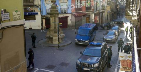 Agentes de la Guardia Civil durante la operación llevada a cabo en Pamplona contra miembros del colectivo de abogados y responsables del aparato económico del denominado 'frente de cárceles' de la banda terrorista ETA. EFE/Villar López