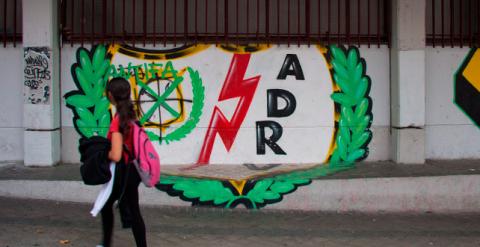 Una niña pasea delante del estadio del Rayo, en Vallecas.