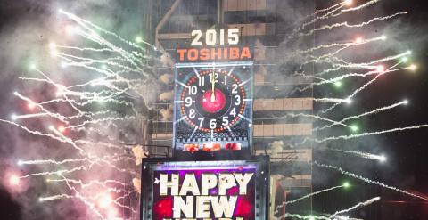 Fuegos artificiales y confetti en las celebraciones de la entrada del nuevo año en Times Square, en New York. REUTERS/Keith Bedford