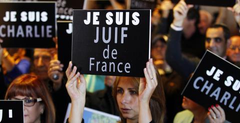 Manifestación en Jerusalén en la que se mezclan carteles de 'Yo soy Charlie' con 'Yo soy judío de Francia'. - REUTERS