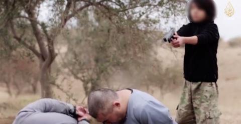 Fotograma del vídeo en el que el niño ejecuta a los dos rehenes rusos.