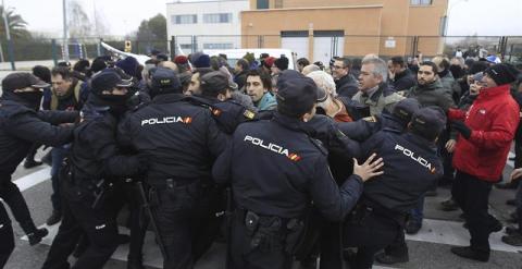 La Policía Nacional carga contra los trabajadores de Coca-Cola. /EFE