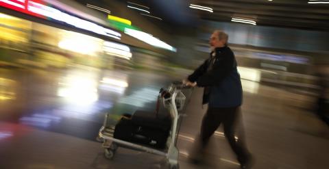 Un viajero de AVE en la estación de Málaga. REUTERS