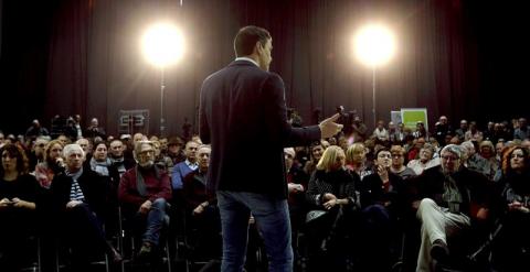 Pedro Sánchez en la asamblea abierta celebrada hoy en Viladecans (Barcelona). EFE/Alberto Estévez