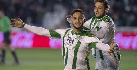 Florin Andone celebra su gol ante el Eibar junto al argentino Federico Cartabia. /EFE