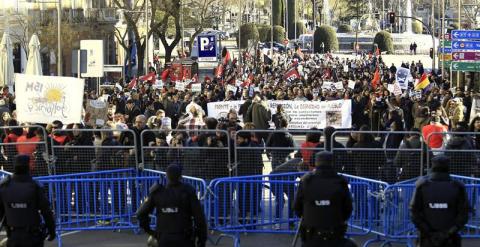 Manifestació de las Marchas por la Dignidad 22-M contra la 'ley mordaza' a su llegada a la Carrera de San Jerónimo, cerca del Congreso de los Diputados. EFE/Víctor Lerena