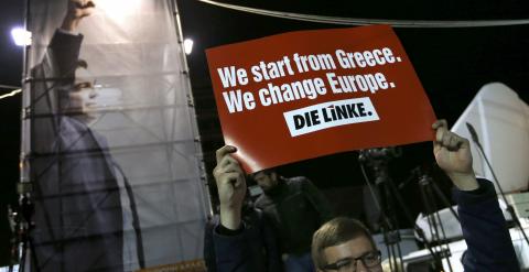 Un seguidor de Syriza en el exterior de la sede de la campaña electoral del partido de Alwexis Tsipras, celebra los resultados de las elecciones adelantados por los sondeos a pie de urna. REUTERS/Marko Djurica