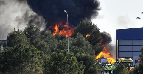 Una gran columna de humo se eleva sobre la base aérea de Los Llanos (Albacete), donde un avión f-16 griego se ha estrellado dejando dos muertos y 10 heridos. EFE