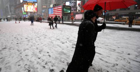 Personas caminando por Times Square, en Nueva York. REUTERS/Mike Segar