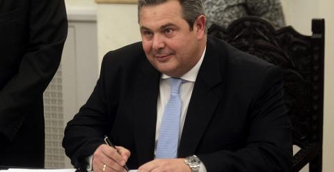 El líder del partido de derecha nacionalista Griegos Independientes, Panos Kammenos, socio de la nueva coalición de gobierno liderada por el izquierdista Alexis Tsipras, firma unos documentos durante la ceremonia de jura de los cargos de los nuevos miembr