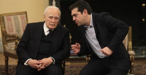 El nuevo primer ministro griego, Alexis Tsipras, habla con el presidente de la República de Grecia, Károlos Papulias, durante la ceremonia de jura de los cargos de los nuevos miembros del gobierno en el palacio presidencial en Atenas. EFE/Orestis Panagiot