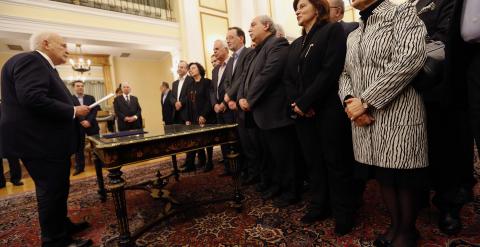 El presidente griego, Karolos Papoulias, lee el juramento político a los  nuevos ministros durante la ceremonia oficial en el Palacio Presidencial de Atenas. REUTERS / Yannis Behrakis