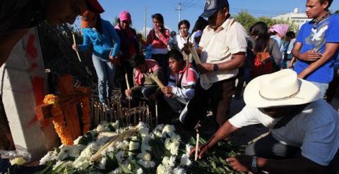 Varias personas dejan recuerdos por la muerte de los estudiantes.