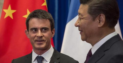 El presidente chino, Xi Jinping, estrecha la mano del primer ministro francés, Manuel Valls (i), durante su encuentro en Pekín, China.  EFE