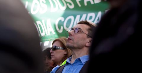 Juan Carlos Monedero observa a sus compañeros de partido durante el mitin tras la Marcha del Cambio. - JAIRO VARGAS