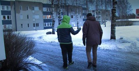 Inmigrantes kurdos, en un barrio de la periferia de Umea. F. BARBER