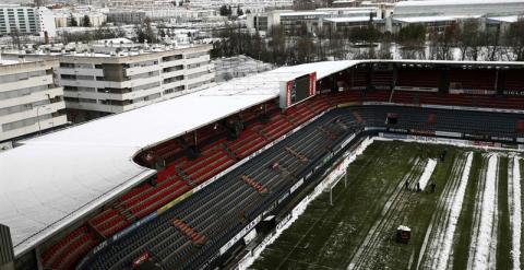 El Sadar amaneció cubierto de nieve horas pocas antes del partido entre el Atlético Osasuna y el Zaragoza. El árbitro ha suspendido el encuentro.  EFE/Jesús Diges