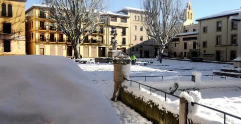 La capital leonesa ha amanecido hoy bajo una generosa capa de nieve, después de que las precipitaciones se hayan producido de forma prácticamente ininterrumpida durante toda la noche, aunque a primera hora los cielos estaban despejados y con temperaturas