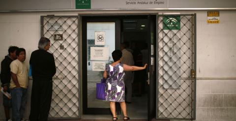 Cola del paro en una oficina de empleo de la Junta de Andalucía. REUTERS