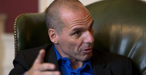 Yanis Varoufakis, ministro griego de Finanzas, durante su visita a su homólogo británico. / MATT DUNHAM / REUTERS