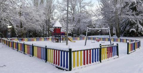 Parque cubierto de nieve en Cuenca. EFE