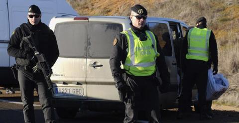 Guardias civiles en un control de carretera.- EFE