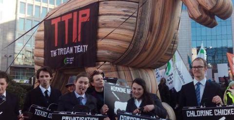 El caballo de Troya colocado frente a la sede de la Comisión Europea en Bruselas, en la protesta contra el Tratado de Libre Comercio, con algunos activistas de la organización Friends of the Earth.