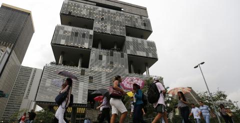 Varias personas caminando junto a la sede de Petrobras en Rio de Janeiro. REUTERS/Ricardo Moraes