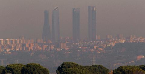 Foto de archivo que muestra la contaminación en Madrid. / EFE