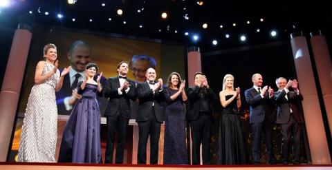 El director de la Berlinale, Dieter Kosslick (d), y la presentadora Anke Engelke (i) aplauden junto a los miembros del jurado, desde la izquierda, Audrey Tautou, Daniel Bruehl, Matthew Weiner, Claudia Llosa, Bong Joon-ho, Martha de Laurentiis y Darren Aro