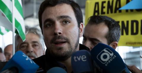 El candidato de Izquierda Unida a la Presidencia del Gobierno, Alberto Garzón, realiza unas declaraciones tras participar en una concentración de trabajadores de Aena en Málaga. EFE/Jorge Zapata