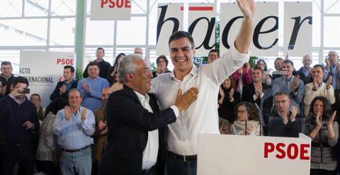 El secretario general del PSOE, Pedro Sánchez (c), junto al líder del Partido Socialista Portugués, Antonio Costa (i), durante un acto de hermanamiento con los socialistas portugueses, hoy en Badajoz. /EFE