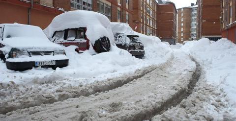 Una calle de la localidad de Reinosa (Cantabria), donde las nevadas de los últimos días han mantenido cortada hasta ayer la autopista A-67 y a la Comunidad cántabra en alerta. /EFE