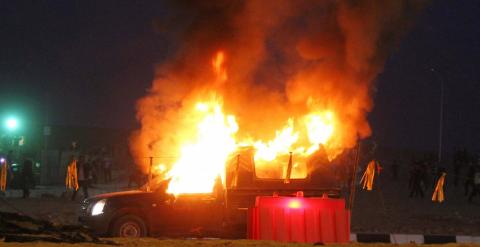 Un coche incendiado durante los disturbios de ayer en El Cairo. /REUTERS