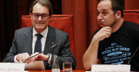 El president de la Generalitat, Artur Mas, y el presidente de la comisión de investigación en el Parlament sobre el caso Pujol, el diputado de las CUP David Fernández. REUTERS