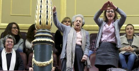 La presidenta de la Federación de Mujeres Separadas y Divorciadas, Ana María Pérez del Campo y la responsable de la Asociación Universitaria contra la Violencia Machista, Rosa San Segundo , entre un grupo de mujeres que asistía al Pleno del Congreso desde