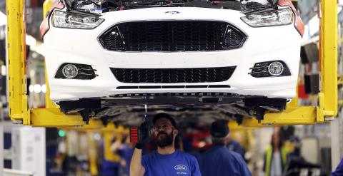 Operarios trabajan en la fábrica Ford de Almussafes. EFE/Kai Försterling