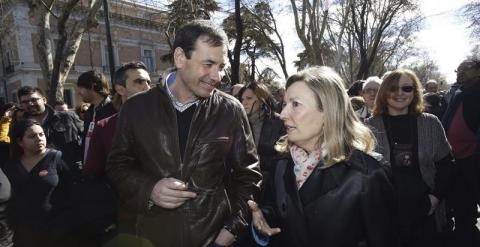 Amparo Valcarce, que hoy reclamó la celebración de primarias para la candidatura a la Comunidad la Comunidad, conversa con el exsecretario general del PSM, Tomás Gómez. EFE